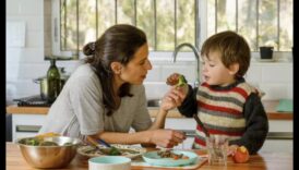 Ευεξία σε μέγεθος μπουκιάς: Συμβουλές παιδικής διατροφής για γονείς